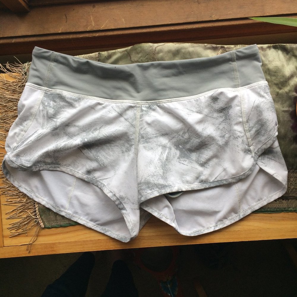 Lululemon Speed Up Shorts - Size 6
